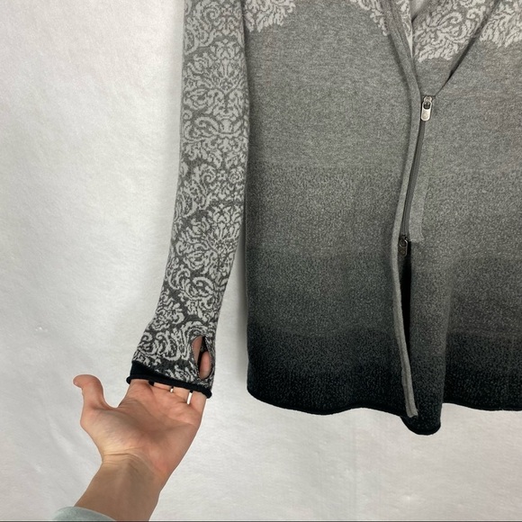 Athleta Gray and White Patterned Hooded Sweater - Picture 3 of 9